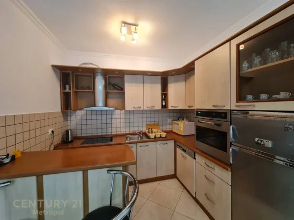 Tirane, jepet me qera apartament 1+1 Kati 5, 70 m² 700 € (Liqeni Tiranes)