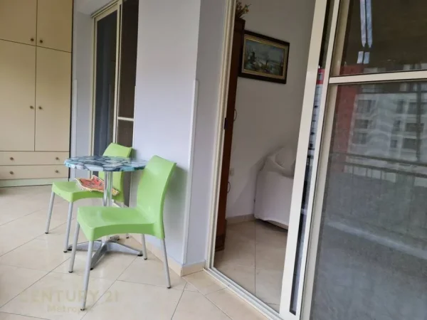 Tirane, jepet me qera apartament 1+1 Kati 5, 70 m² 700 € (Liqeni Tiranes)
