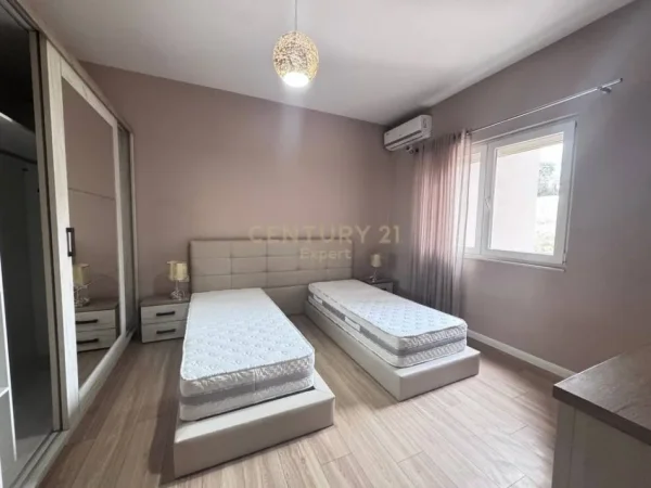 Tirane, jepet me qera apartament 2+1 Kati 2, 116 m² 850 € (Liqeni Thate)