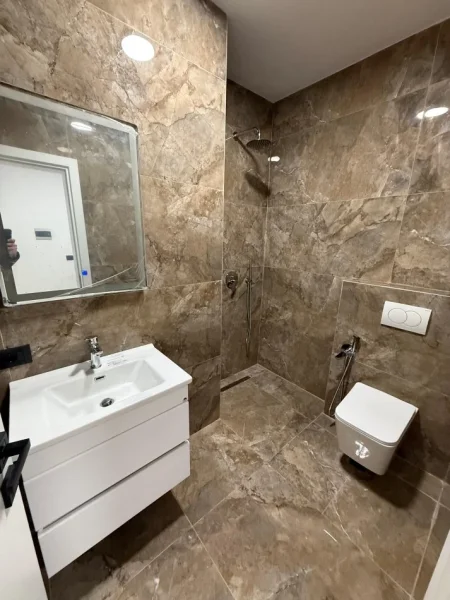 Tirane, jepet me qera apartament 1+1 Kati 1, 67 m² 800 € (Ish Ekspozita)