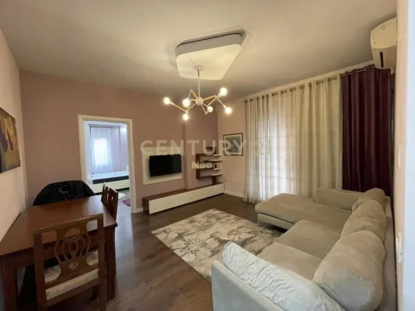 Tirane, jepet me qera apartament 1+1 Kati 2, 85 m² 600 € (Liqeni i Thate)
