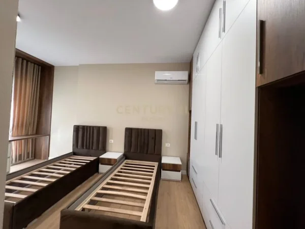 Tirane, jepet me qera apartament 2+1+Ballkon Kati 2, 124 m² 2.000 € (Rezidenca Green Valley)