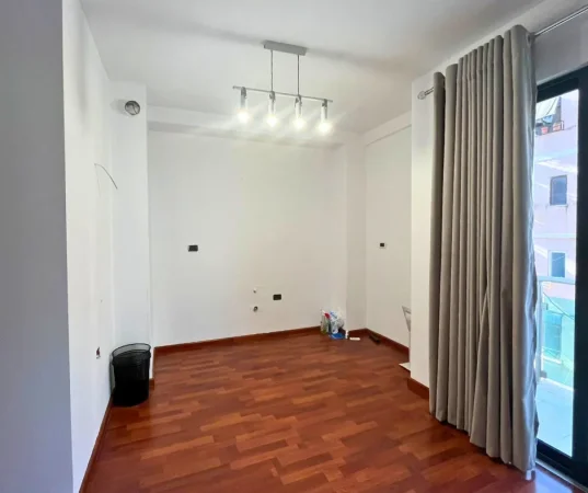 Tirane, jepet me qera zyre Kati 2, 800 € (Stadiumi Dinamo)