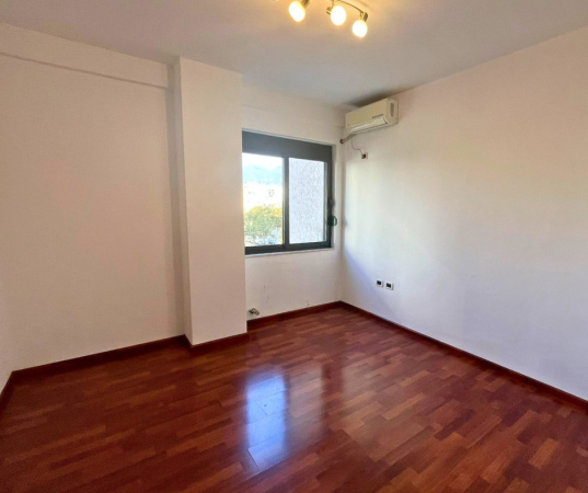 Tirane, jepet me qera zyre Kati 2, 800 € (Stadiumi Dinamo)