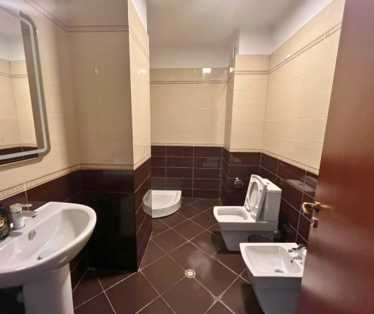 Tirane, jepet me qera zyre Kati 2, 800 € (Stadiumi Dinamo)