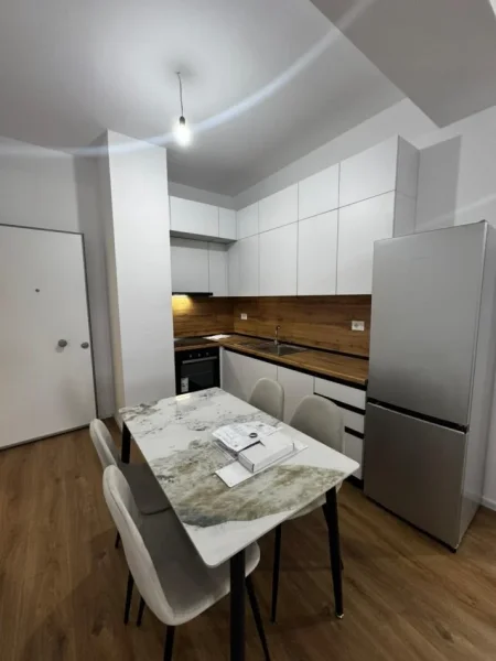 Tirane, jepet me qera apartament 2+1+Ballkon Kati 8, 75 m² 500 € (Rruga Pasho Hysa)