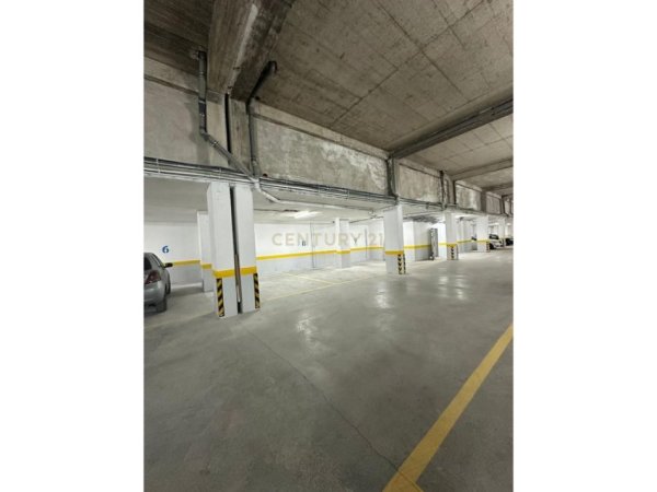 Tirane, jepet me qera garazh | post parkimi Kati 0, 1.258 m² 1.500 € (Shkoze)