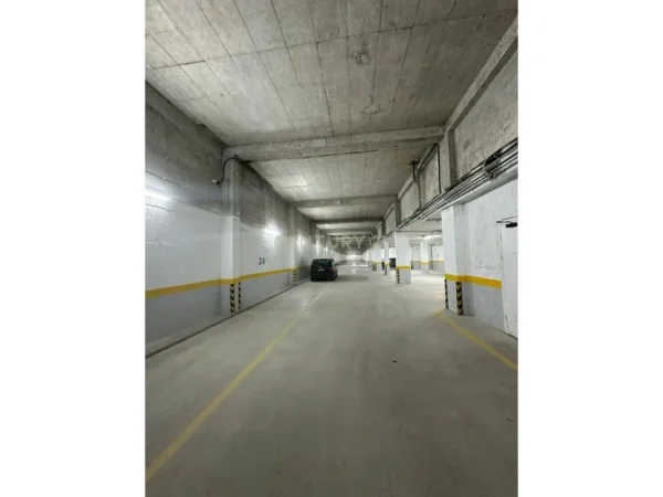 Tirane, jepet me qera garazh | post parkimi Kati 0, 1.258 m² 1.500 € (Shkoze)