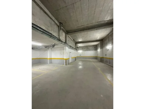Tirane, jepet me qera garazh | post parkimi Kati 0, 1.258 m² 1.500 € (Shkoze)