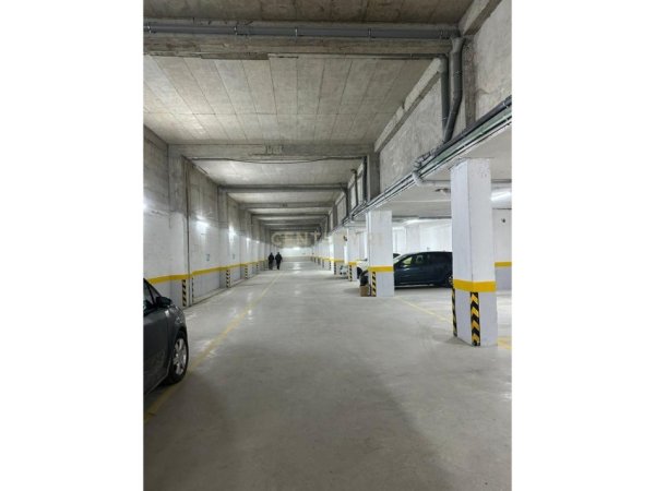 Tirane, jepet me qera garazh | post parkimi Kati 0, 1.258 m² 1.500 € (Shkoze)