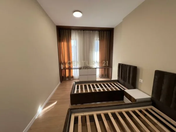 Tirane, jepet me qera apartament 2+1+Aneks+Ballkon Kati 2, 124 m² 1.800 € (Rezidenca “Green Valley”)