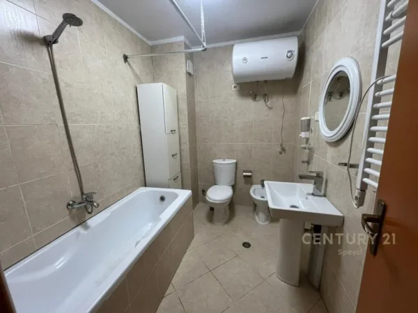 Tirane, jepet me qera apartament 2+1+Aneks+Ballkon Kati 2, 100 m² 900 € 