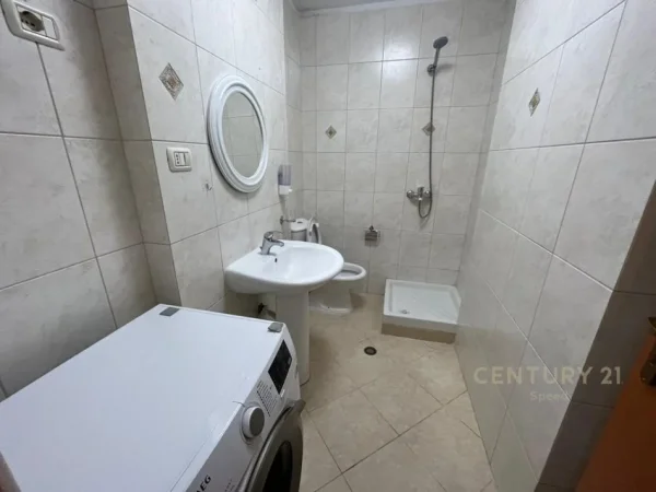 Tirane, jepet me qera apartament 2+1+Aneks+Ballkon Kati 2, 100 m² 900 € 
