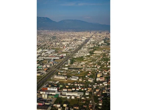Tirane, jepet me qera ambjent biznesi Kati 1, 1.500 m² 