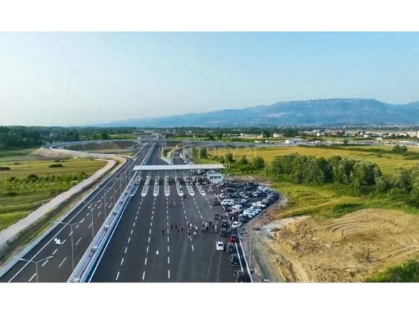 Tirane, jepet me qera ambjent biznesi Kati 1, 1.500 m² 