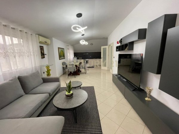 Tirane, jap me qera apartament 2+1 Kati 5, 135 m² 750 € (Liqeni Thate)