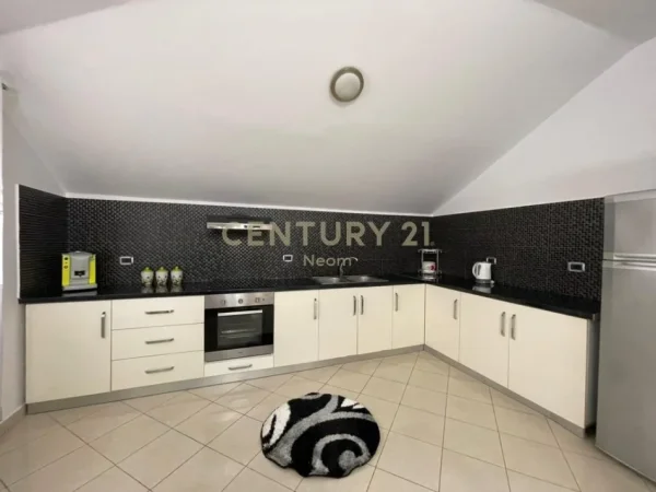 Tirane, jap me qera apartament 2+1 Kati 5, 135 m² 750 € (Liqeni Thate)