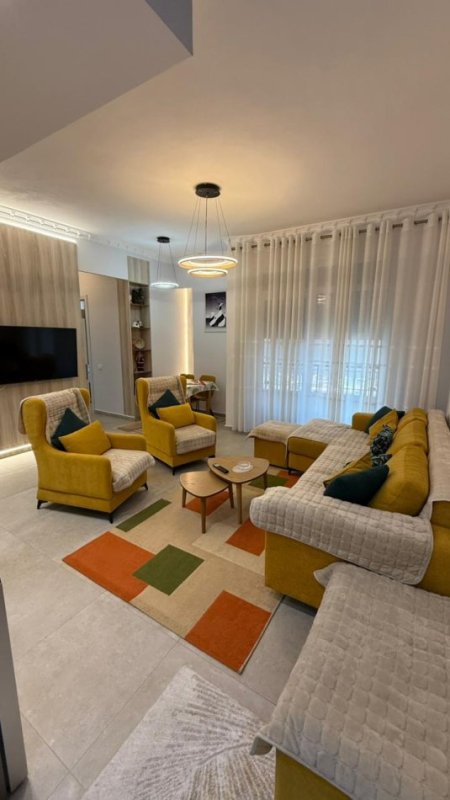 Tirane, jepet me qera apartament 2+1+Ballkon Kati 8, 110 m² 1.200 € (Qender)