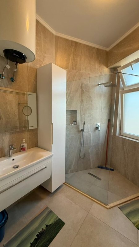 Tirane, jepet me qera apartament 2+1+Ballkon Kati 8, 110 m² 1.200 € (Qender)