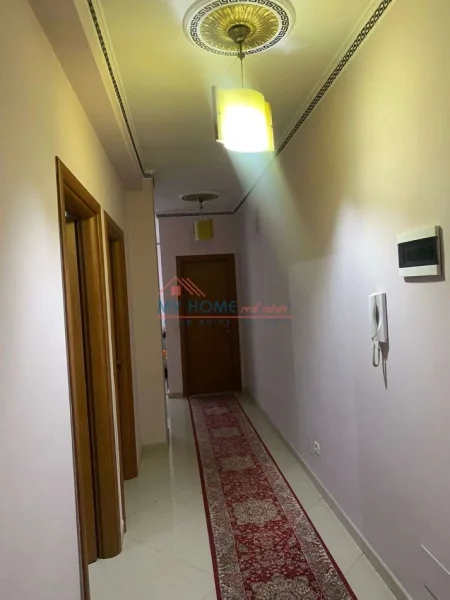 Tirane, jepet me qera apartament 2+1+Ballkon Kati 4, 110 m² 600 € (Komuna e Parisit)