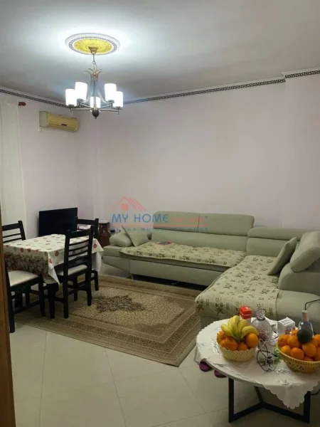 Tirane, jepet me qera apartament 2+1+Ballkon Kati 4, 110 m² 600 € (Komuna e Parisit)