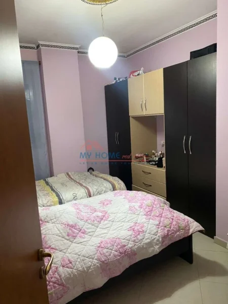 Tirane, jepet me qera apartament 2+1+Ballkon Kati 4, 110 m² 600 € (Komuna e Parisit)