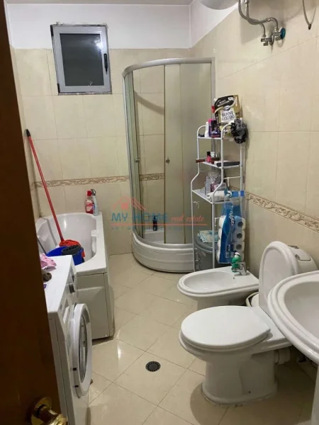 Tirane, jepet me qera apartament 2+1+Ballkon Kati 4, 110 m² 600 € (Komuna e Parisit)