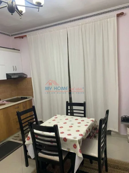 Tirane, jepet me qera apartament 2+1+Ballkon Kati 4, 110 m² 600 € (Komuna e Parisit)