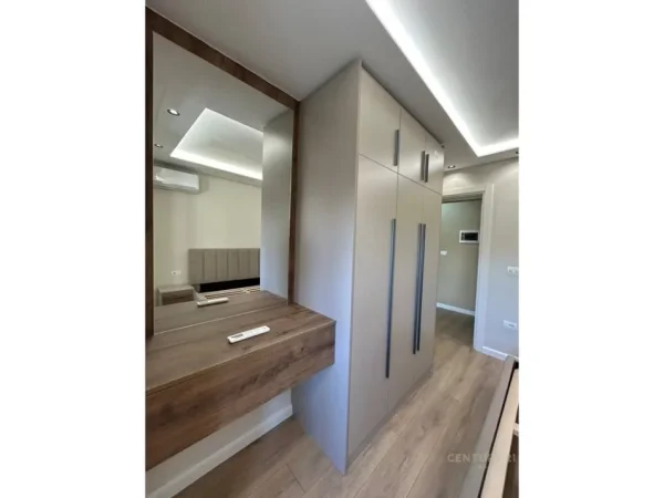 Tirane, jap me qera 1+1 Kati 3, 45 m² 600 € (Zogu i zi)