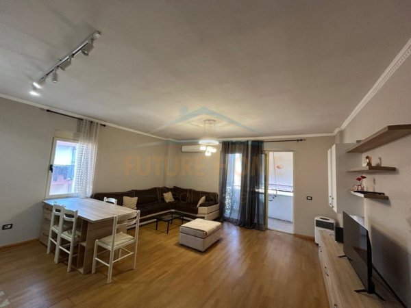 Durres, jepet me qera apartament 2+1 , 95 m² 450 € (durres)