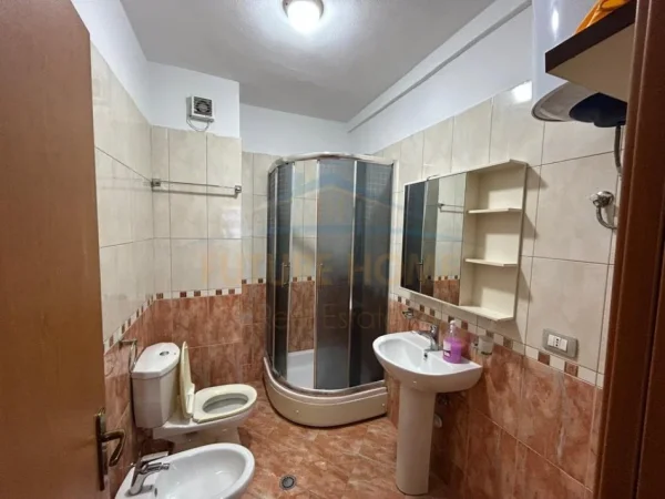 Durres, jepet me qera apartament 2+1 , 95 m² 450 € (durres)