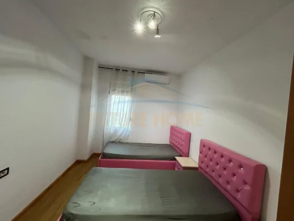 Durres, jepet me qera apartament 2+1 , 95 m² 450 € (durres)