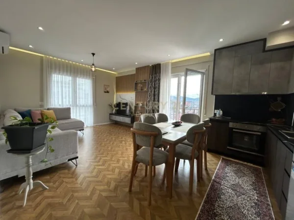 Tirane, jepet me qera apartament 2+1+Aneks+Ballkon Kati 8, 113 m² (Rruga Dritan Hoxha)