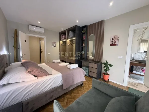 Tirane, jepet me qera apartament 2+1+Aneks+Ballkon Kati 8, 113 m² (Rruga Dritan Hoxha)