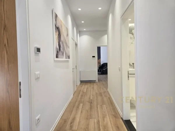 Tirane, jepet me qera apartament 3+1+Aneks+Ballkon Kati 3, 200 m² 1.800 € (SECRET GARDEN)