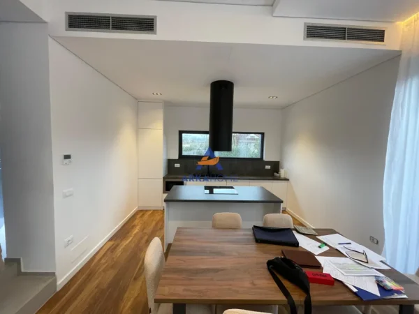 Tirane, jepet me qera Vile 3 Katshe Kati 3, 210 m² 3.400 € 