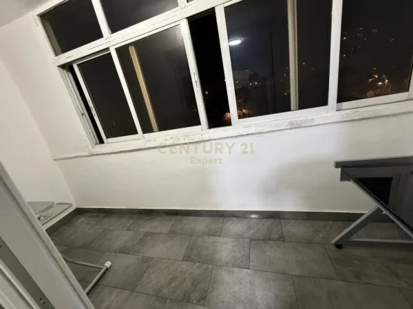 Tirane, jap me qera apartament 2+1 Kati 5, 84 m² 450 € (Oxhaku)