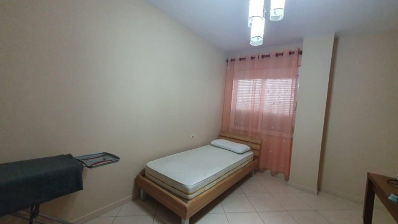 Tirane, jap me qera apartament 2+1+Ballkon Kati 5, 92 m² 500 € (Rruga Kongresi Manastirit)