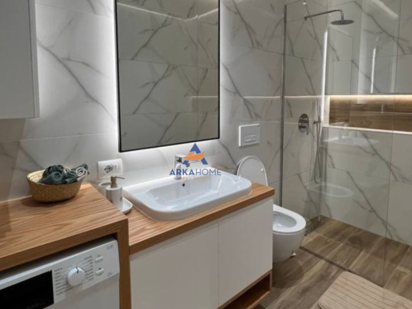 Tirane, jepet me qera apartament 1+1+Ballkon Kati 8, 60 m² 600 € 