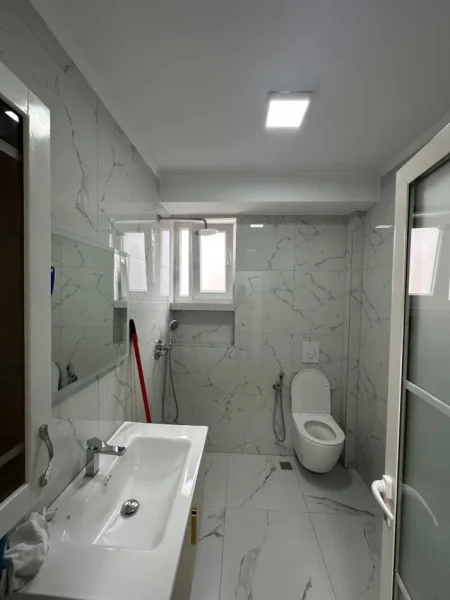 Tirane, jepet me qera apartament 2+1+Aneks+Ballkon Kati 4, 75 m² 600 € (rruga Don Bosko ne fillim, afer bar Arstisti)