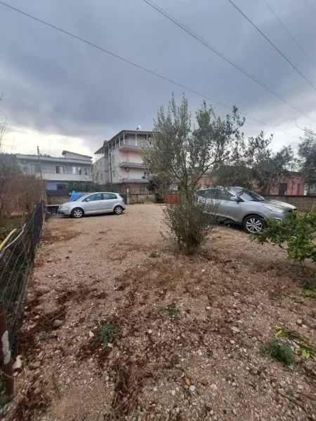 Tirane, jepet me qera toke , 700 m²