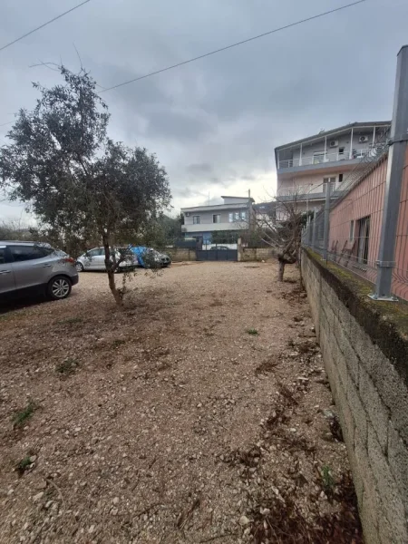 Tirane, jepet me qera toke , 700 m²