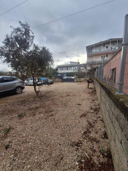 Tirane, jepet me qera toke , 700 m²