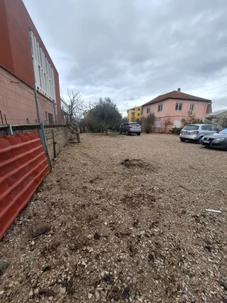 Tirane, jepet me qera toke , 700 m²