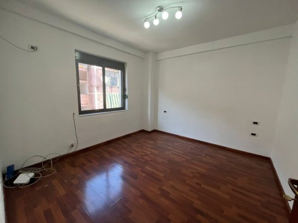 Tirane, jepet me qera zyre , 90 m² 800 € (Stadiumi Dinamo)