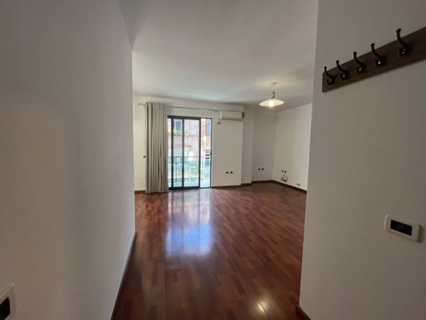 Tirane, jepet me qera zyre , 90 m² 800 € (Stadiumi Dinamo)