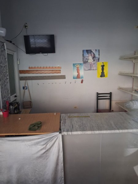 Tirane, jepet me qera dyqan Kati 1, 25 m² 360 € 