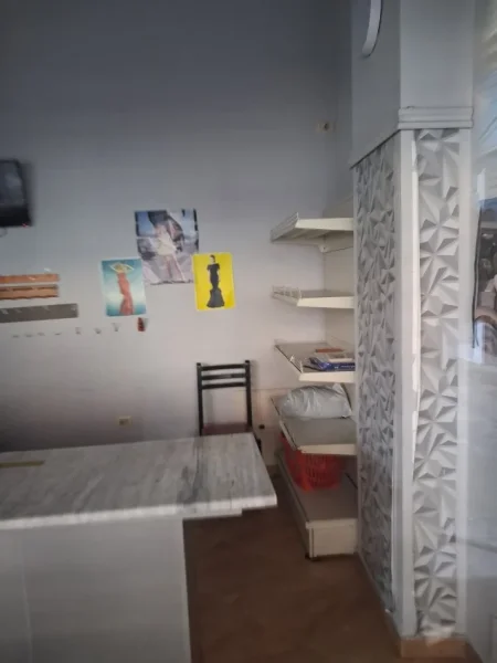 Tirane, jepet me qera dyqan Kati 1, 25 m² 360 € 