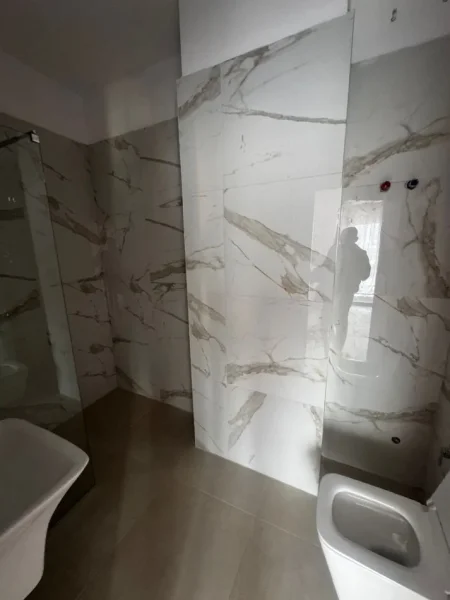 Tirane, jepet me qera apartament 2+1+Ballkon Kati 5, 110 m² 600 € (Rruga e 5 Majit)