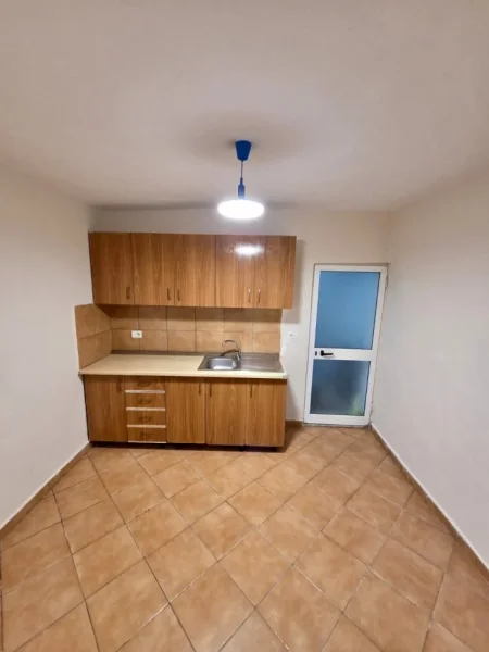 Tirane, jepet me qera apartament 2+1 Kati 1, 62 m² 300 € (Shkolla Bashkuar)